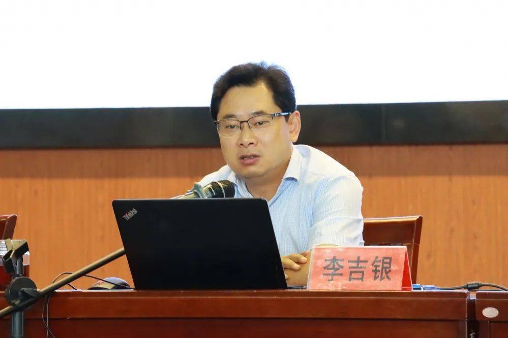 关注育才小学西区校李吉银校长为全校教师开设专题讲座