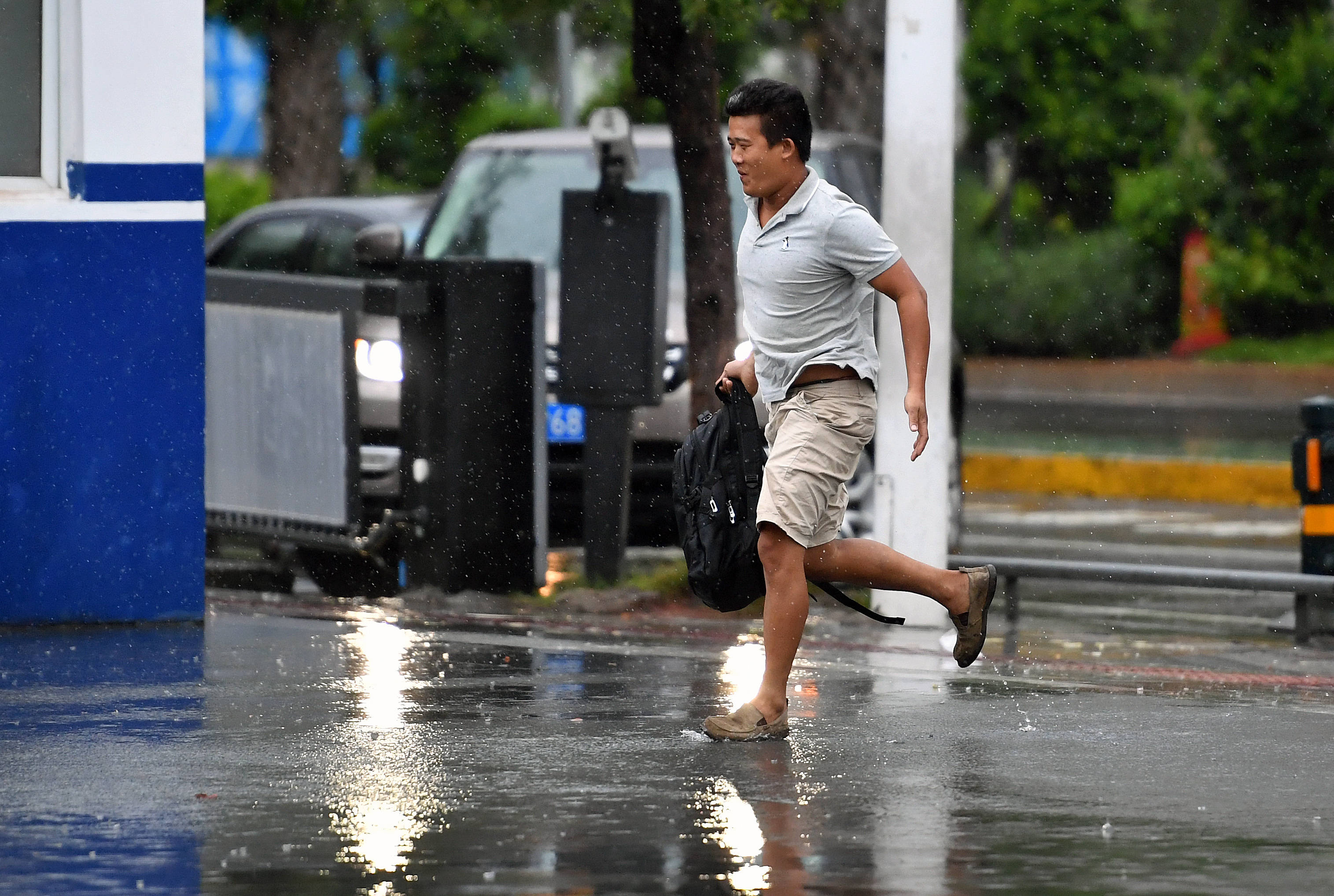 10月8日,在海南省海口市,一名行人在雨中奔跑
