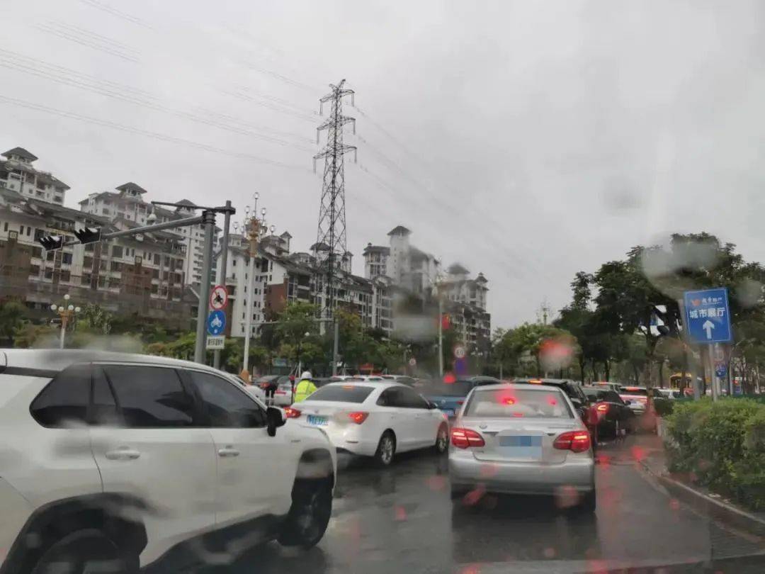 节后上班首日市区大堵车交警提醒雨天行车谨记这些