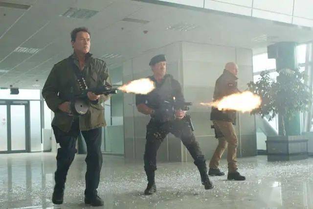 女郎|史泰龙晒《敢死队4》片场照，《变形金刚》女郎造型曝光