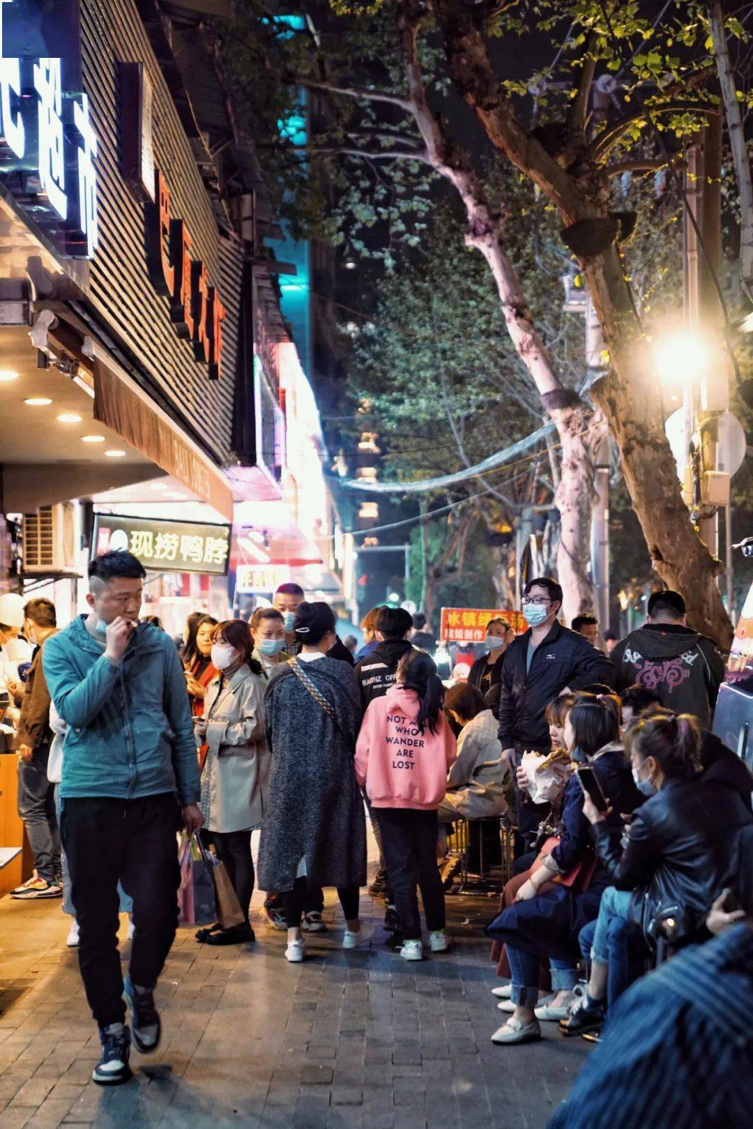 7当你在万松园排队吃某家美食的时候,很有可能被他家附近其它小吃喂饱