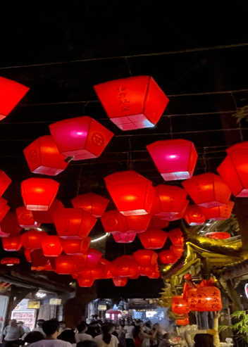 锦里很有地域特色,很好的诠释了灯红柳绿的意境,华灯初上,红色的灯笼