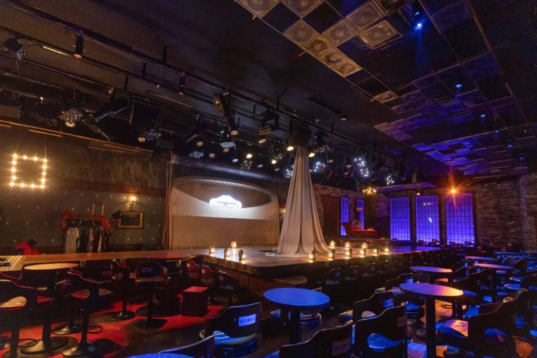 100%还原的实景酒吧小剧场沉浸感十足,打破传统舞台与观众的界限,甚至