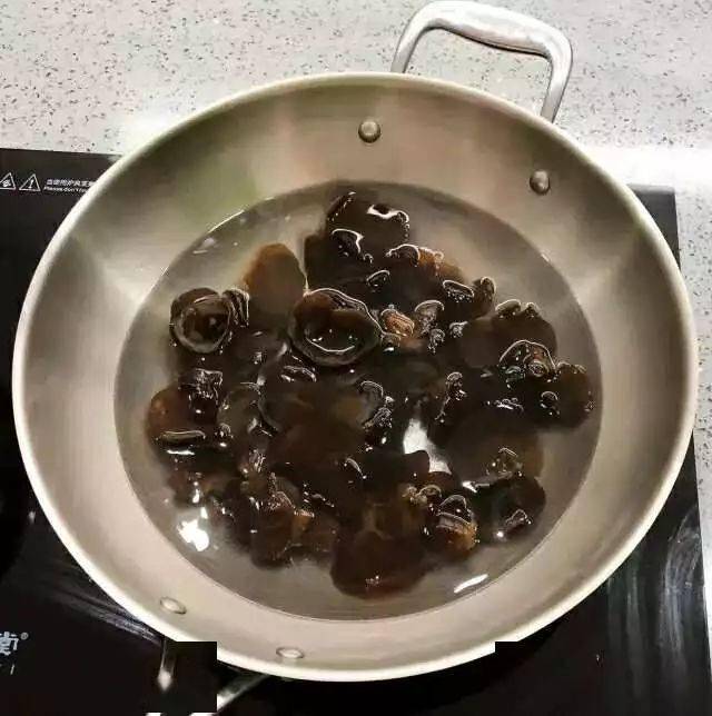 1,黑木耳泡发后放入炒锅中焯水1分钟,捞出沥干水分备用