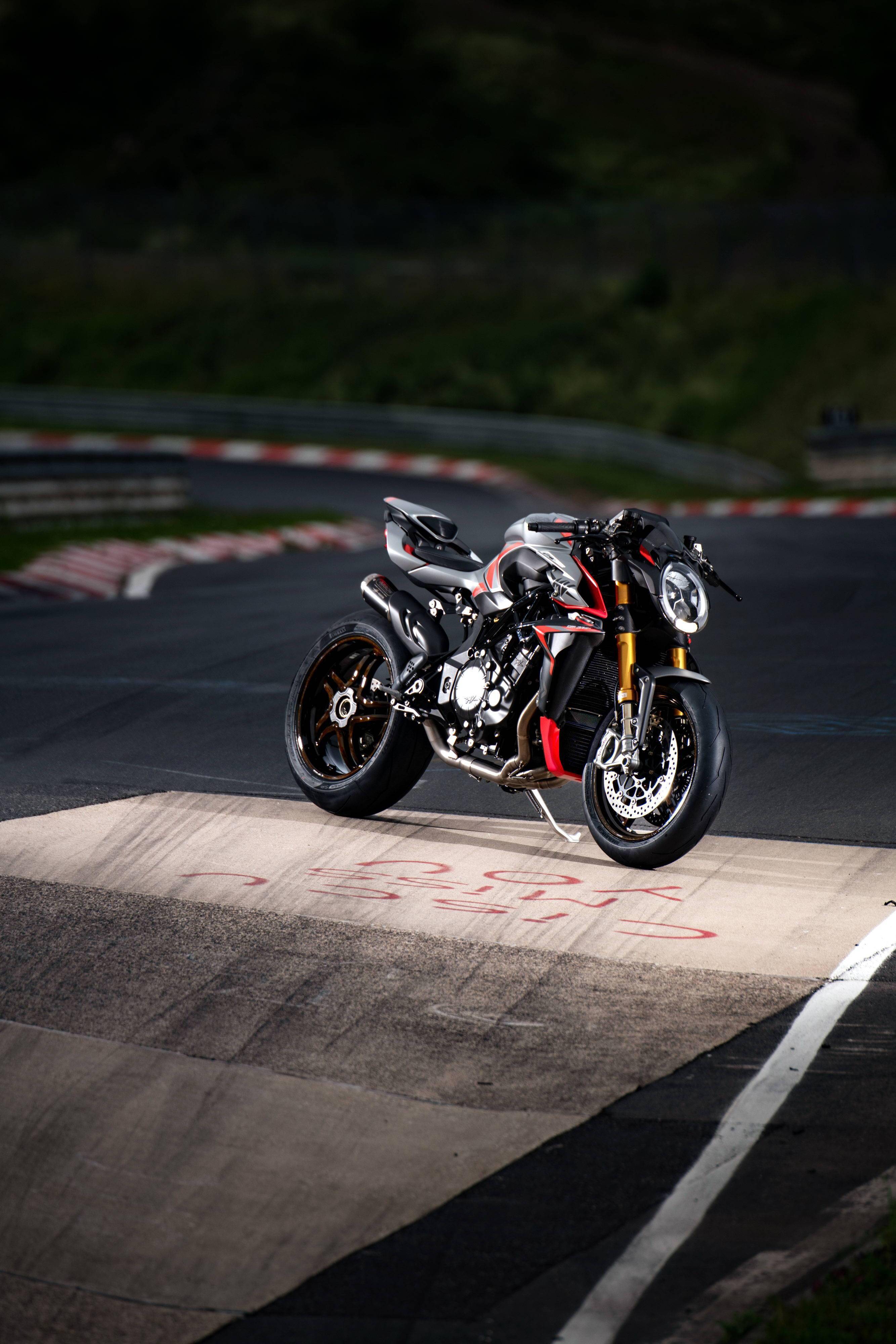 mv 奥古斯塔 brutale 1000 纽博格林版 户外特写