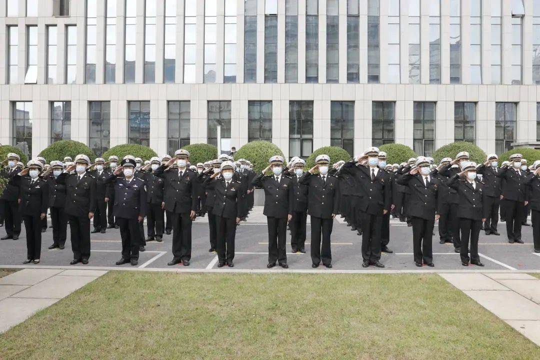 大连海关举行庆十一升国旗仪式