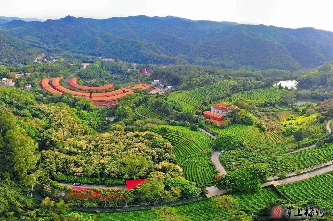 国家5a级旅游景区—雁南飞茶田景区交相辉映,成为梅州山区建设