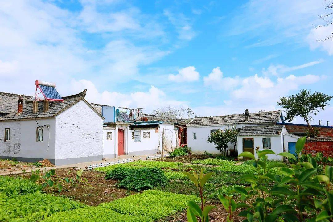 依势而建的民居错落有致自然环境优美空气清新宜人远离繁嚣水光接天