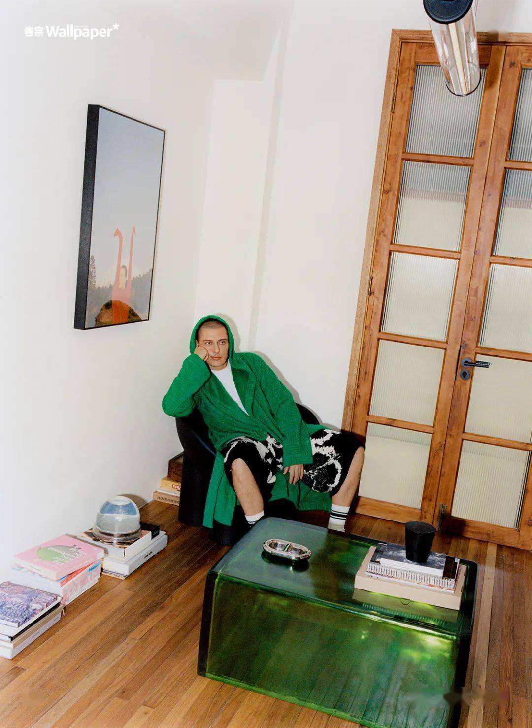 黄家奇身着dior长裤,raf simons 古着上衣(ninon archive提供),眼镜均