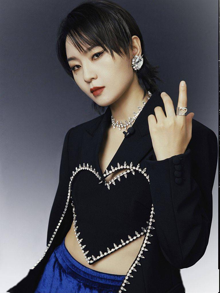 周笔畅黑色桃心上衣个性不失女人味搭蓝色高腰裤添酷飒魅力