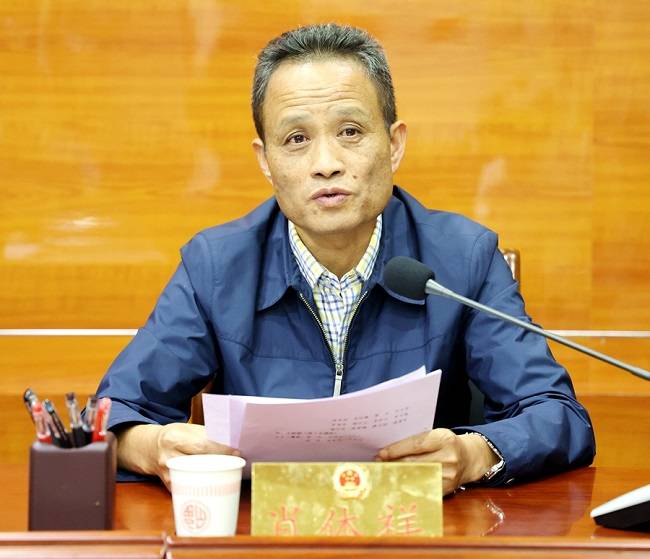 施秉县人大党组书记  田兴明