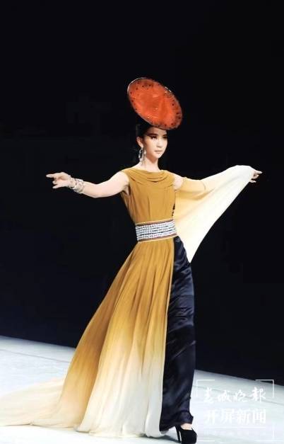 张珂嘉云南设计师张珂嘉《梦回古滇》亮相上海时装周