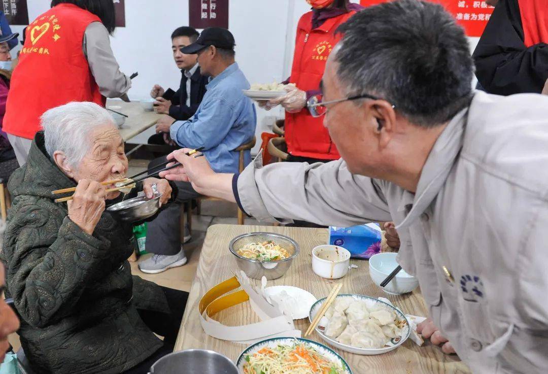 钢都爱心使者在行动鞍山首家郭明义公益餐厅开张