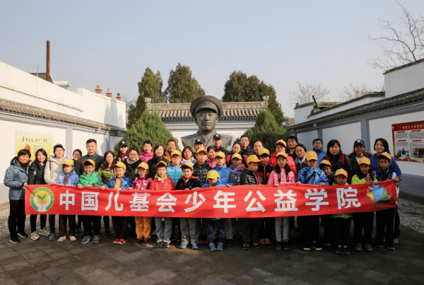 用爱托起明天的希望写在中国儿童少年基金会建会40周年之际