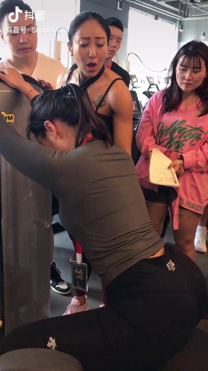 坐姿髋外展> 膝关节贴紧身体前倾健身 牟丛