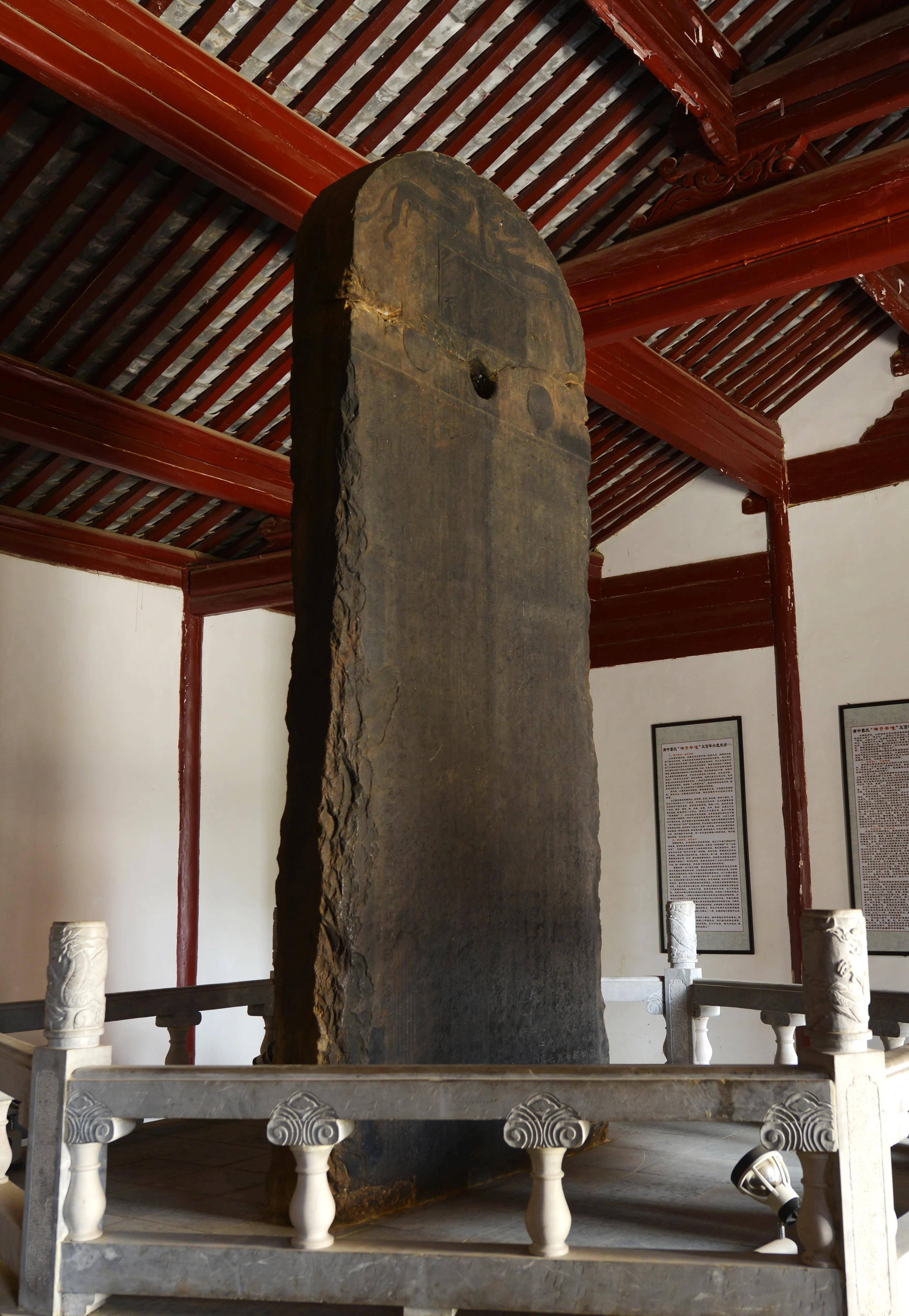 彩云之南,有一块神奇的石碑--爨龙颜碑_书法