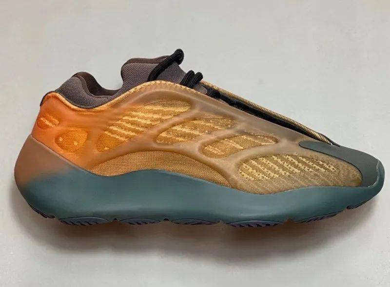 科技 质感奢华！「兵马俑」Yeezy 700 V3 最新实物曝光！