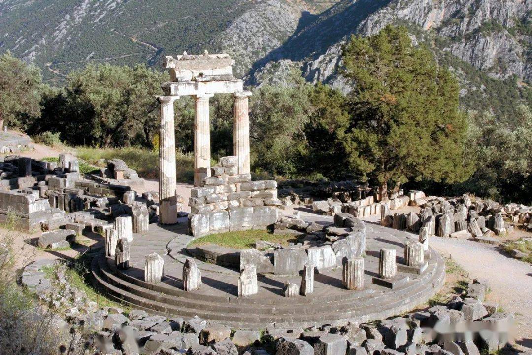 德尔菲神庙遗址现在我们可以重新思考:为什么尼采本人不愿意投身与