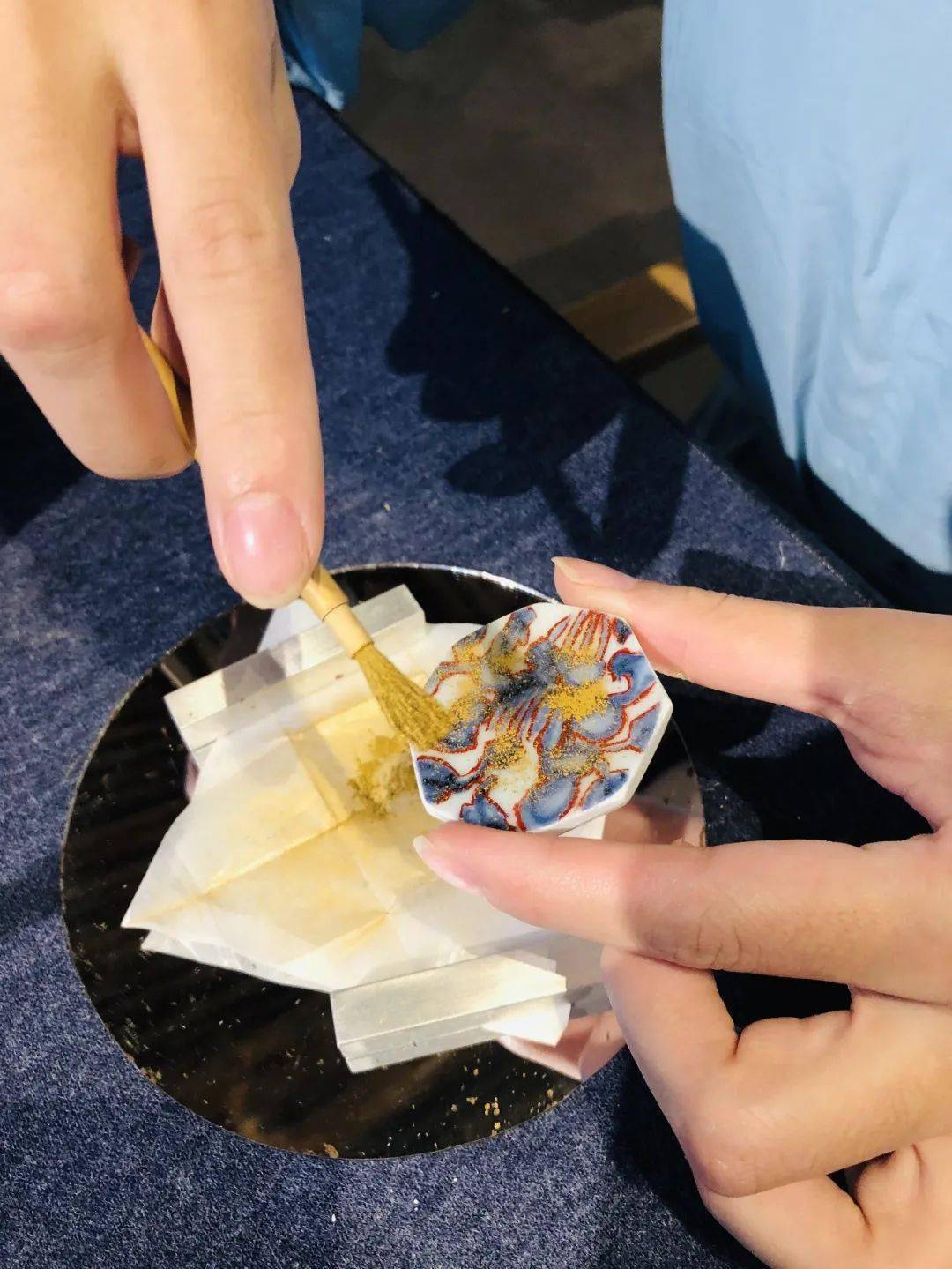 店员会细心讲解店里每一件工艺品的故事透过瓷片的幽蓝感受瓷器的