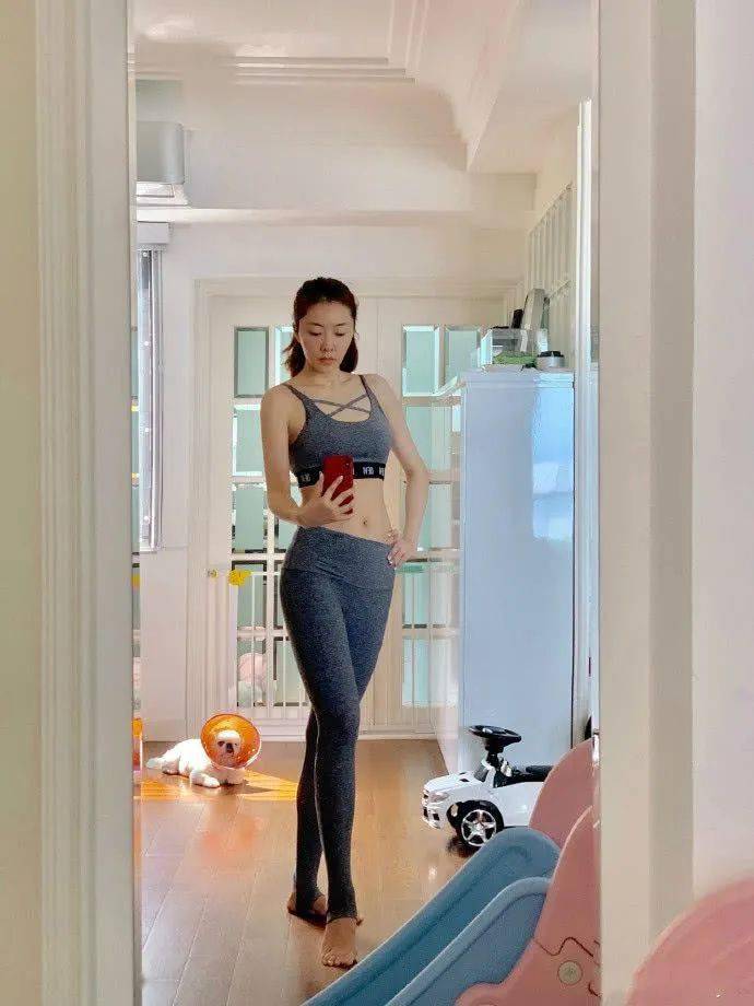 时间 熊黛林挽着老公逛商场，穿平底鞋还比老公高一头，特别真实的高！