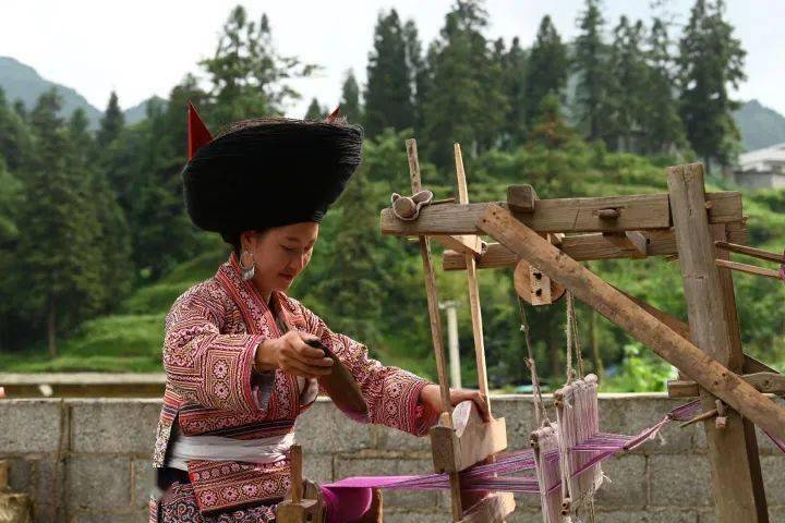 刺绣 【锦绣计划·巾帼风采】路银飞：让箐苗服饰“飞”出大山