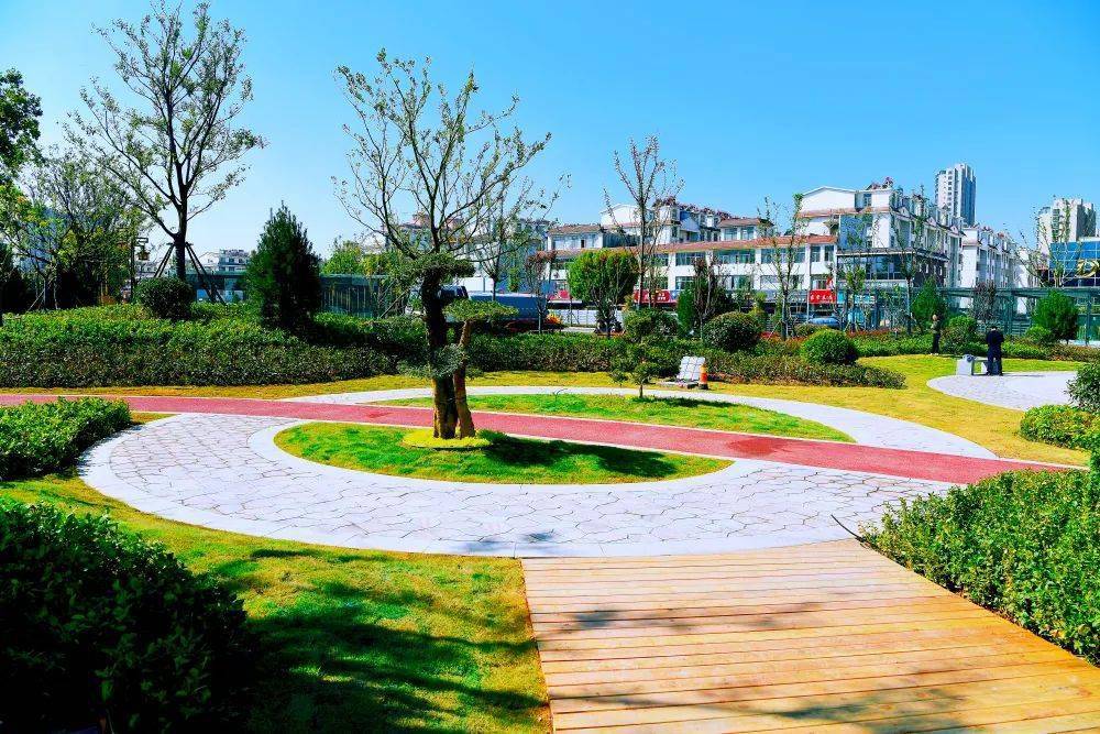 美丽的游园风景三角花园停车场一经开放,必将成为市民游玩停车的绝佳