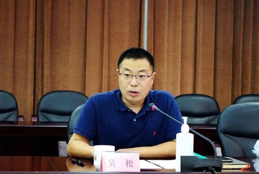 吴松主持会议,并表示镇政府将持续支持工会工作,切实维护华漕广大职工