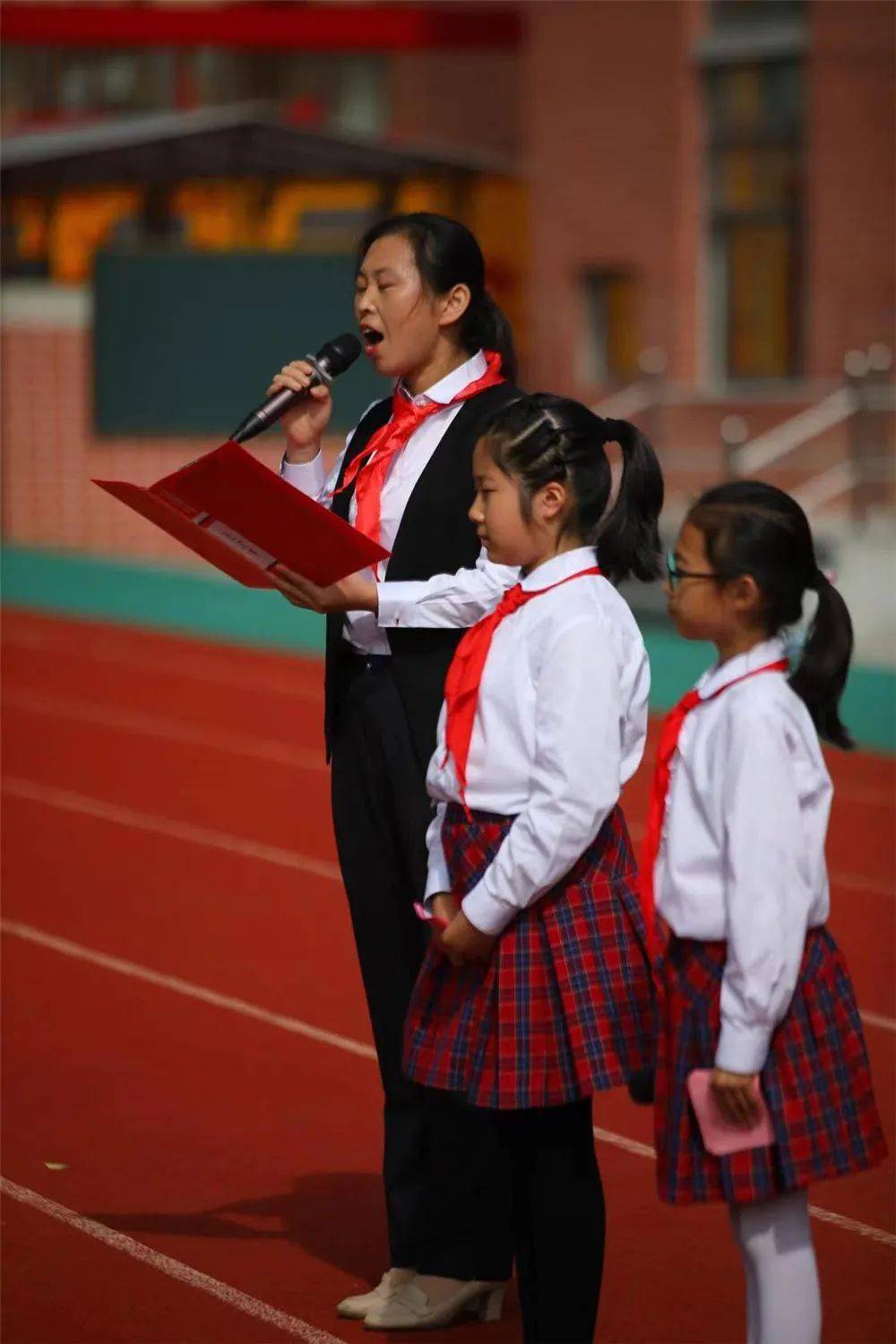 五彩童年红领巾心向党争做新时代好队员崂山区育才学校2020级第二批新