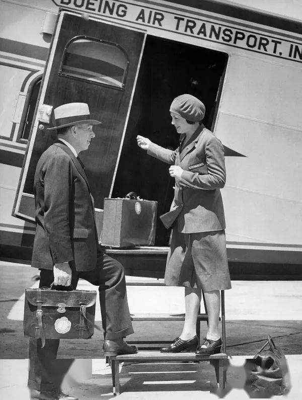 Ellen 这群空姐脱下“短裙制服”