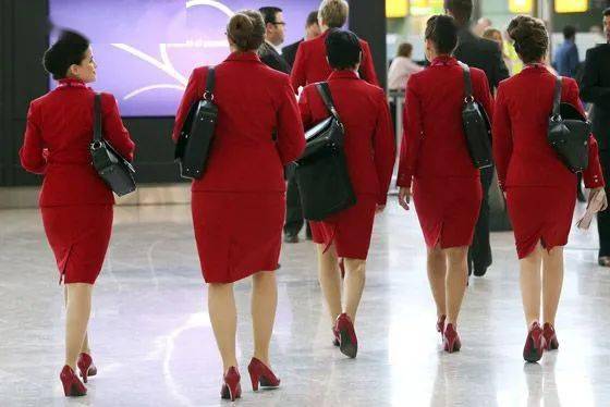 Ellen 这群空姐脱下“短裙制服”