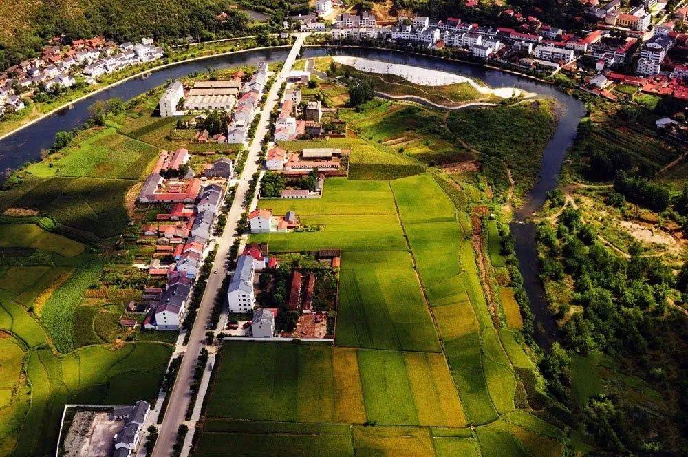 客店航拍gewagefen延展阅读客店镇位于湖北省钟祥市东北,下辖13个行政