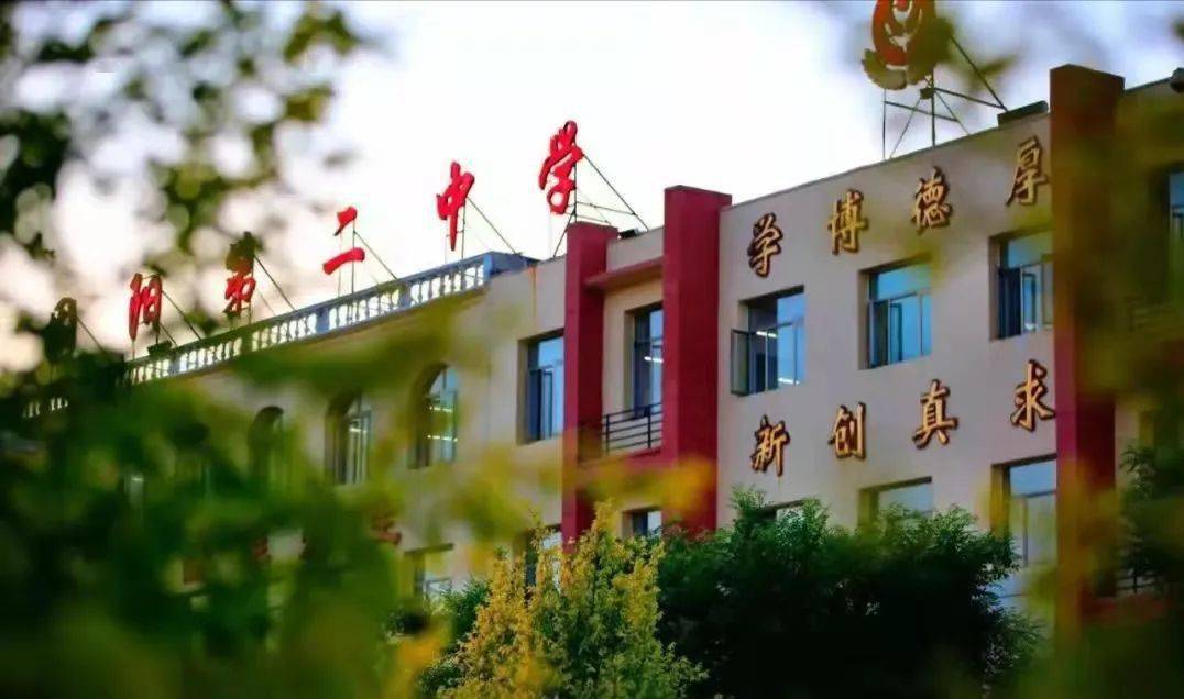 固阳二中教学楼:宁静的校园里传来朗朗的读书声,细细寻去是这栋美丽的