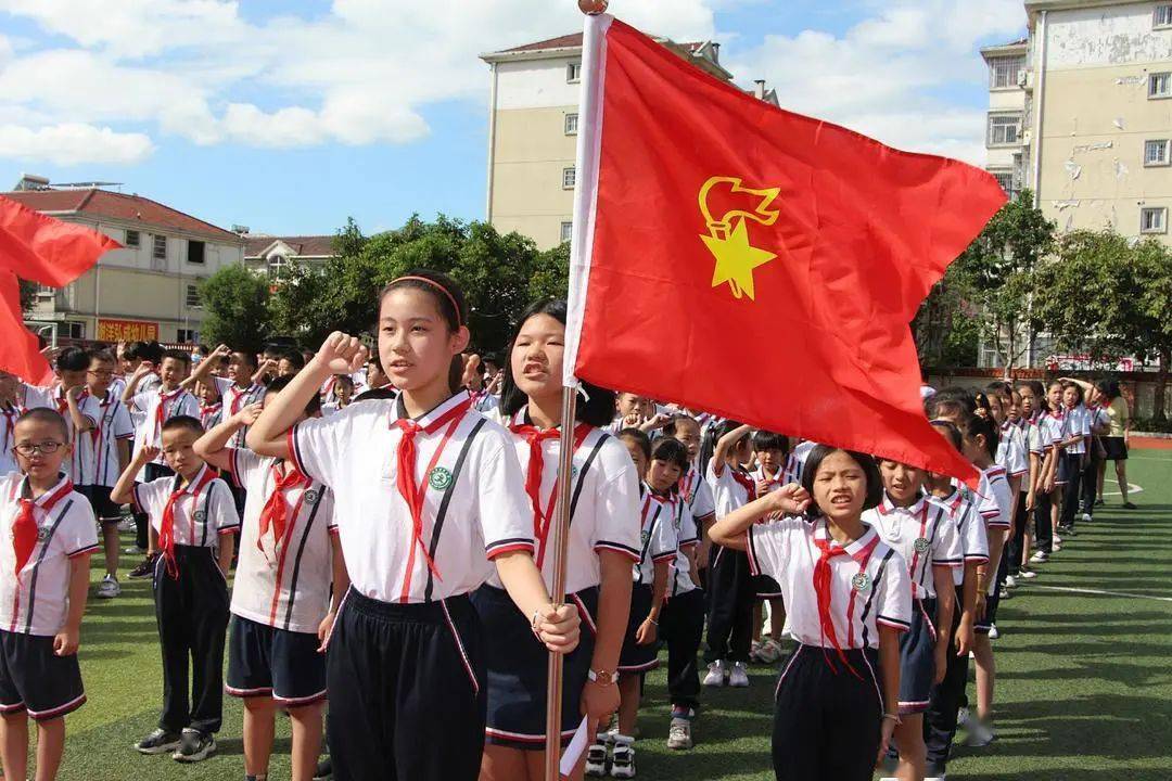 龙岩市第二实验小学我们是龙岩市第二实验小学少先队员,请党放心,强国