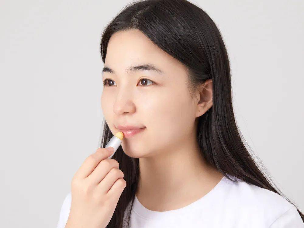 双唇一支桂花味的润唇膏，滋润整个秋冬的双唇