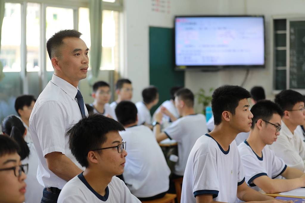 博士应聘中学教师上热搜，专家：有助中国教育事业发展，绝不是浪费人才 
