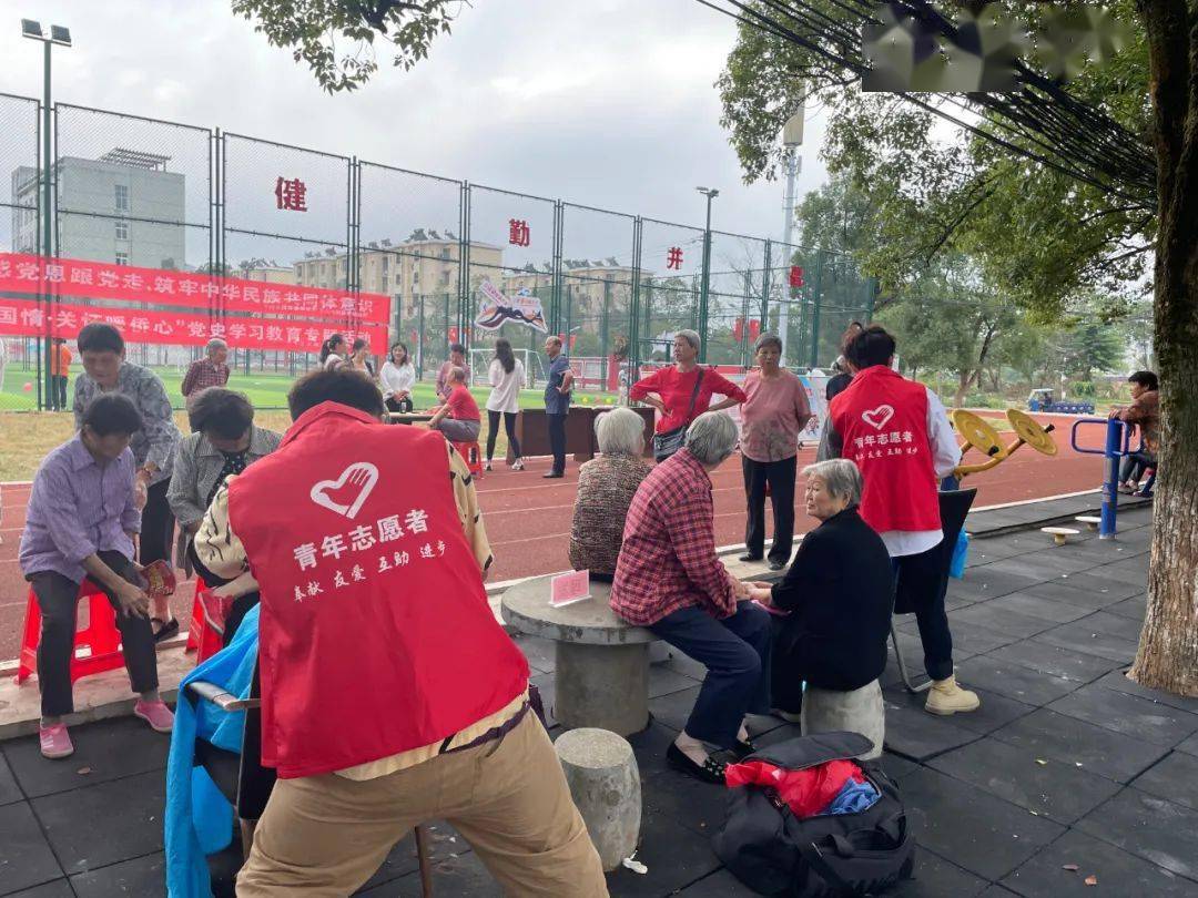 基层动态弋阳团县委组织青年志愿者开展重阳节爱老敬老志愿服务
