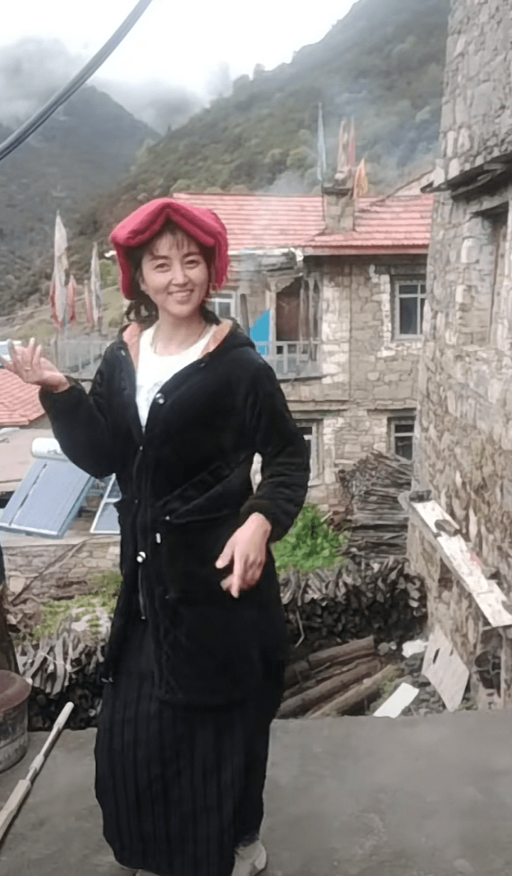 2020年9月14日,四川女子拉姆在直播时,被前夫唐路泼汽油纵火烧伤.