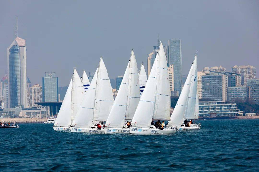 时尚体育季竞技浮山湾2021青岛国际帆船赛正式开赛