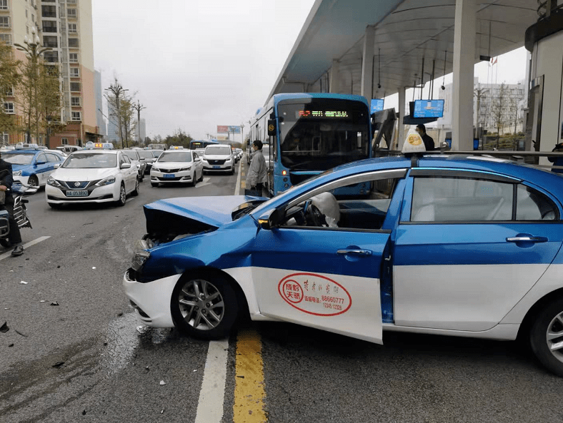 贵阳一辆失控的出租车横冲三车道撞上公交车车头撞到严重变形导致2人