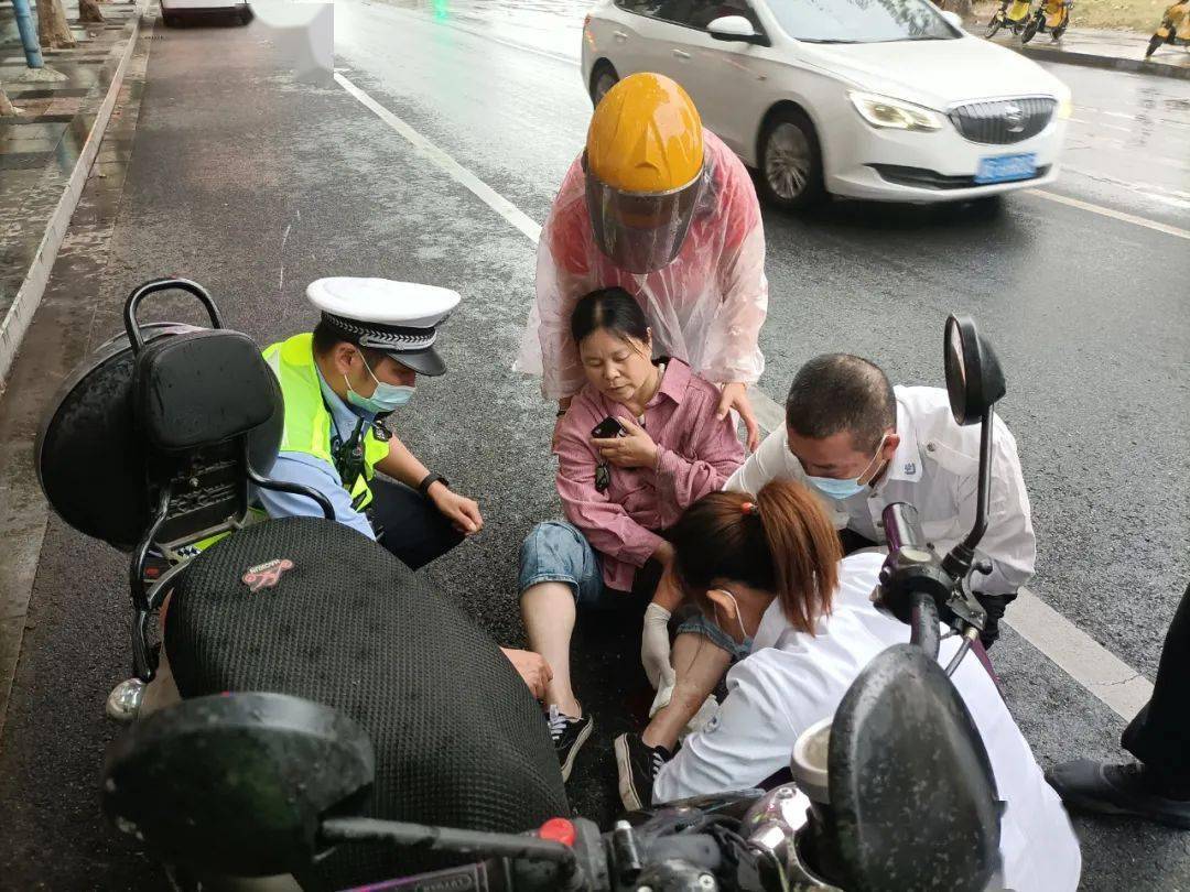 天涼路滑,女子摔倒在地,警民及時暖心救助