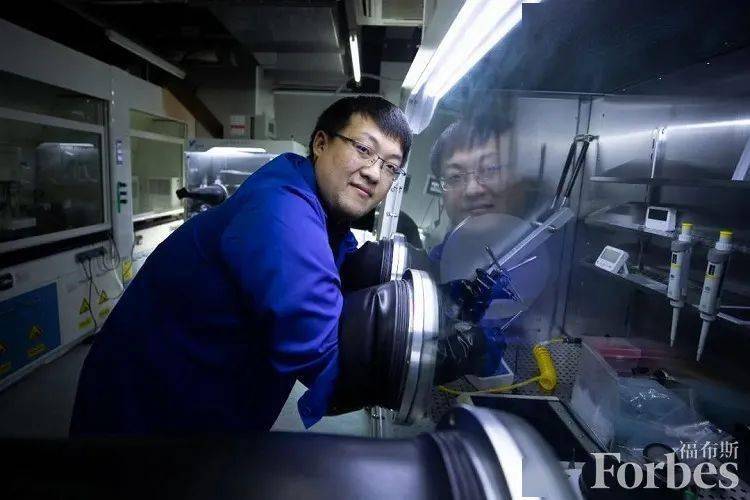 西湖大学最年轻博导王睿：钙钛矿太阳能电池突破与世界三大饮料| U30