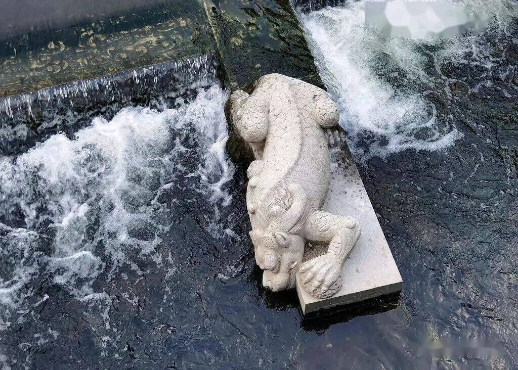 却也孔武剽悍也安放了一对儿青石质的镇水兽几年前 我家