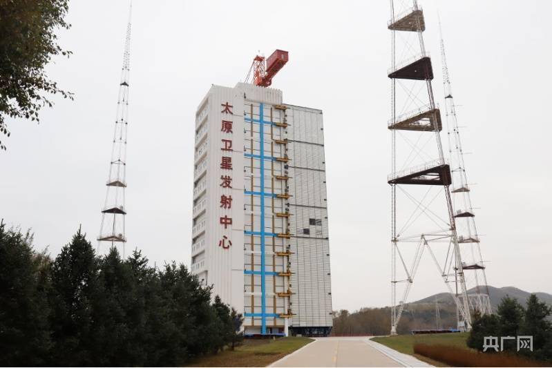 仰望星空 上海交大自主研发小卫星搭载长征二号丁型火箭成功发射