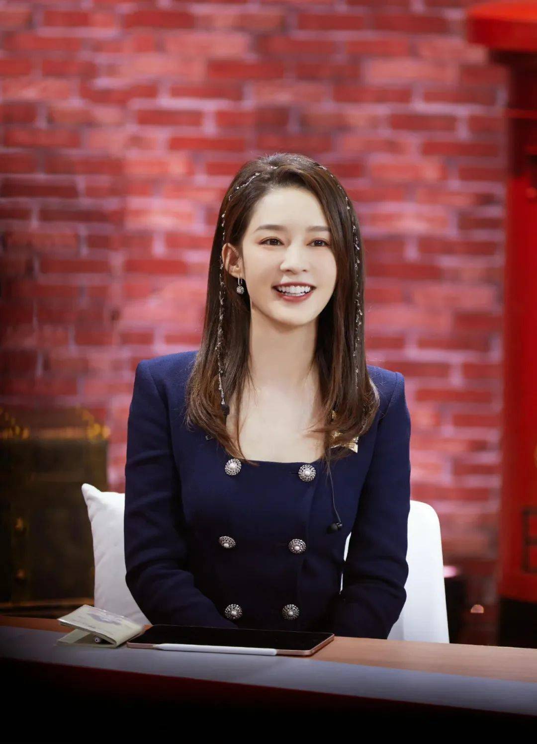 李沁刘 秋冬衣服朴素不出挑？李沁刘人语教你在发型上下功夫