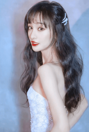 乾坤豪府24楼乱玩人妻群聊惨遭曝光，女主也藏不住了.......