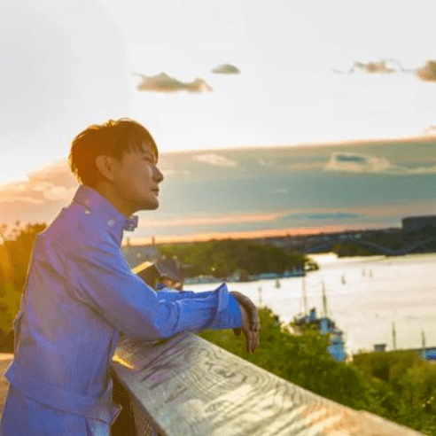 林宥嘉有首歌叫做《背影》,每次听到这首歌都会想到我大学时期暗恋的