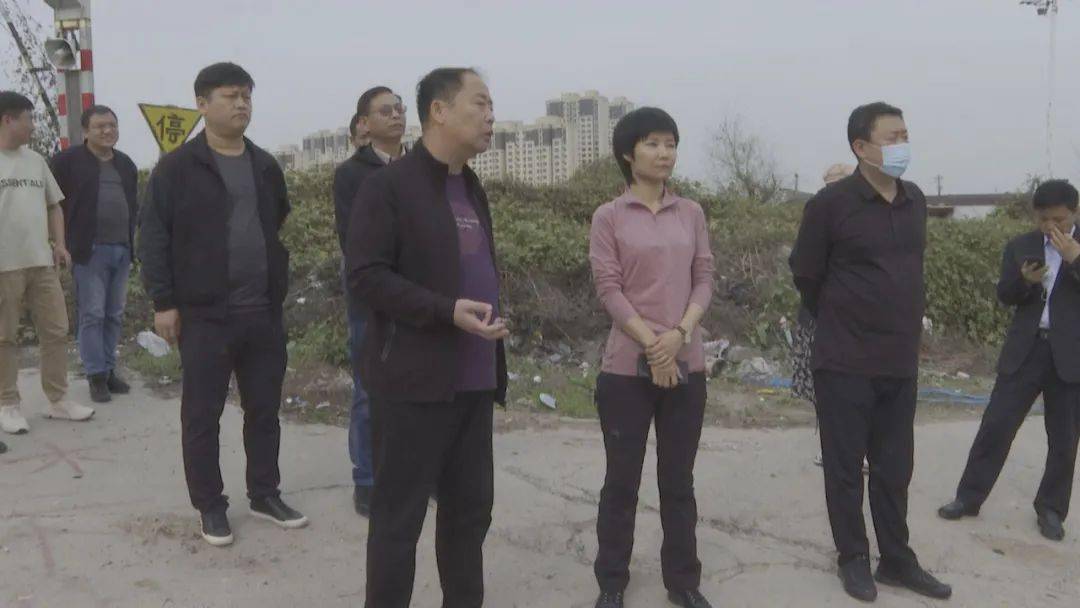 在开平镇上村城中村改造项目现场,张婷婷详细了解项目进展,资金运营等