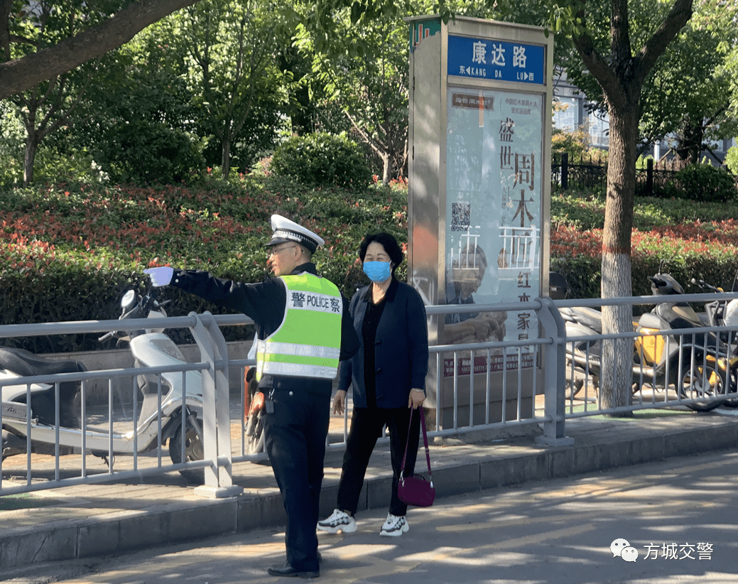 2021年10月 13日,方城交警在裕州路口,七峰山与凤瑞路交叉口,中医院和