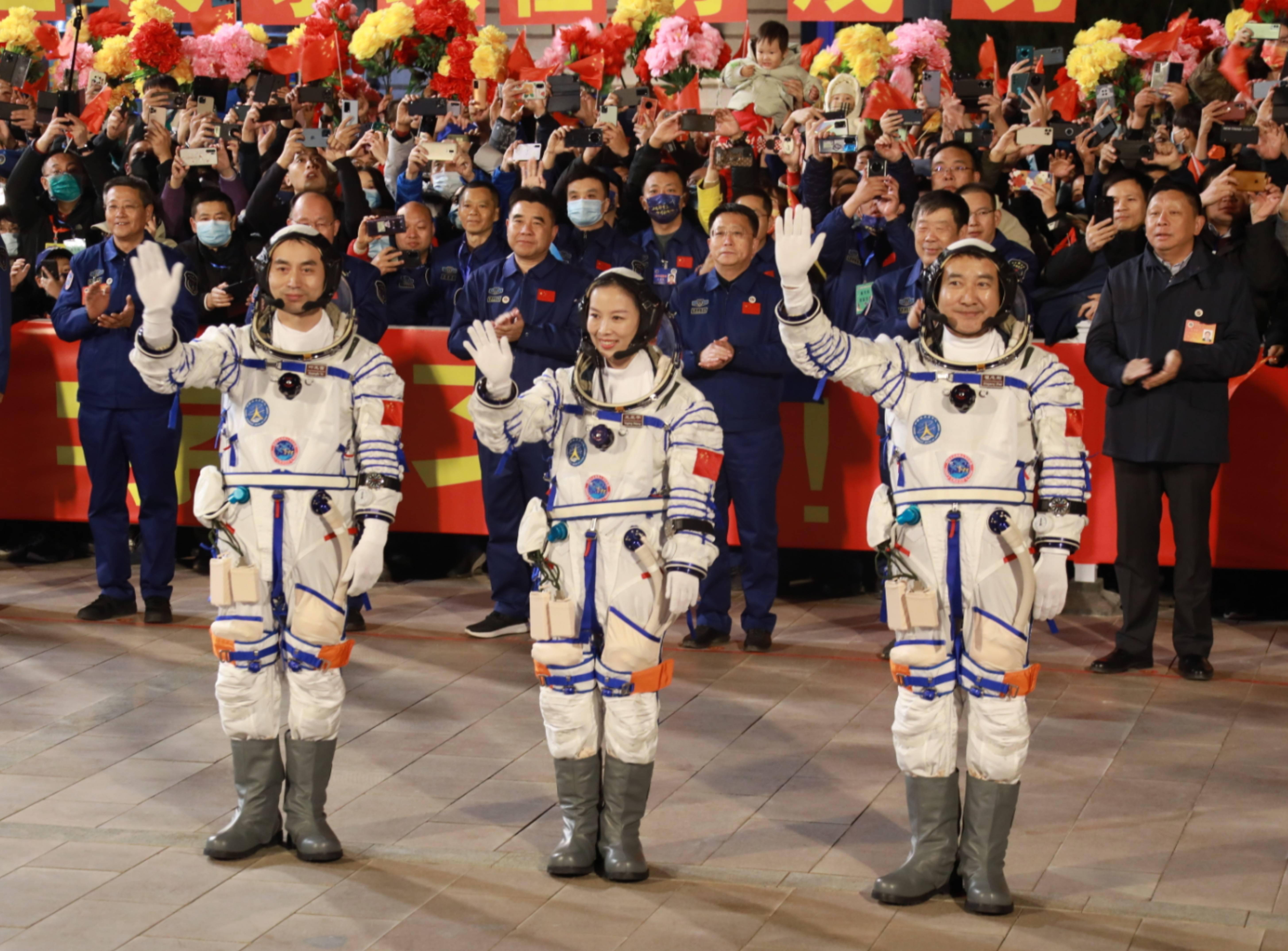 月下棹神舟 星夜赴天河—神舟十三号飞天纪实