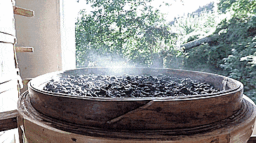 再经破壁处理,古法炮制,蒸煮,清洗,晾晒等多道繁杂工序后,这些药材先